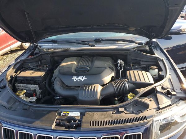 2014 JEEP CHEROKEE Limited — Engine bay