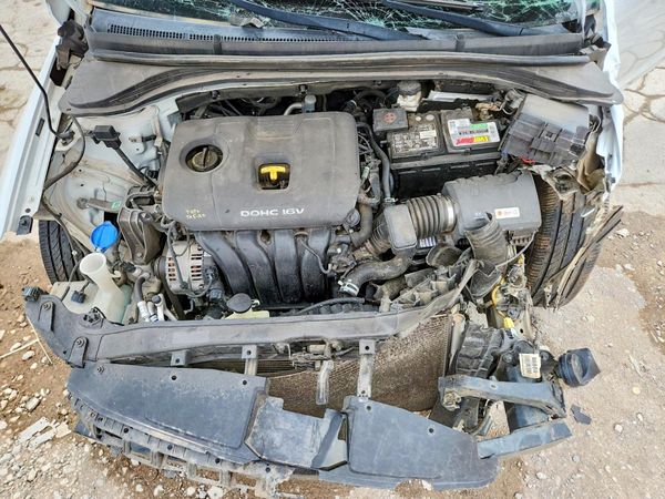 2018 HYUNDAI ELANTRA — Engine bay