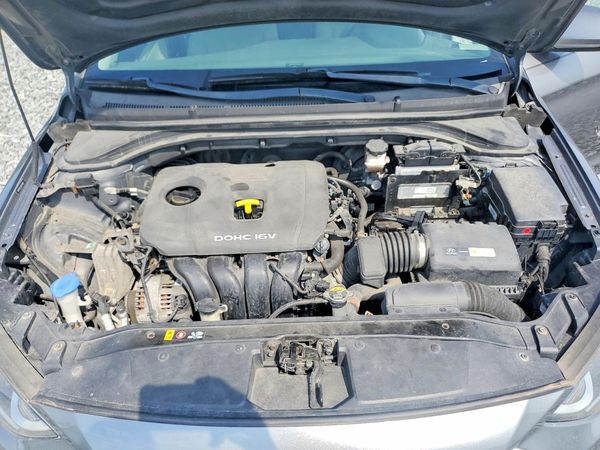2018 HYUNDAI ELANTRA — Engine bay