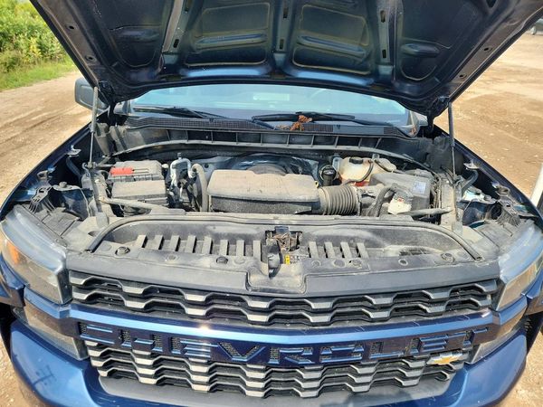 2020 CHEVROLET SILVERADO Custom — Engine bay