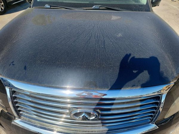 2012 INFINITI QX56 — Engine bay