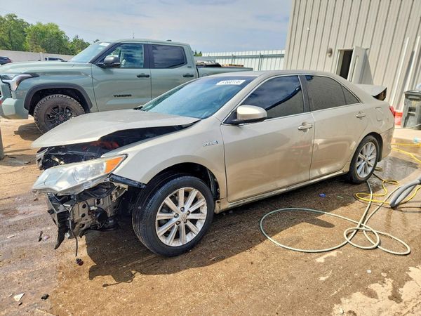 2014 TOYOTA CAMRY SOLA Hybrid — Front 3/4