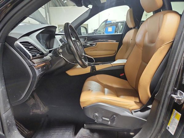 2017 VOLVO XC90 Momentum — DENT