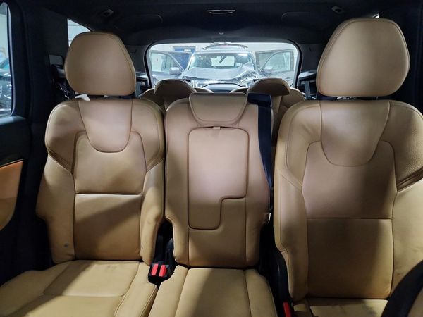2017 VOLVO XC90 Momentum — SUVN