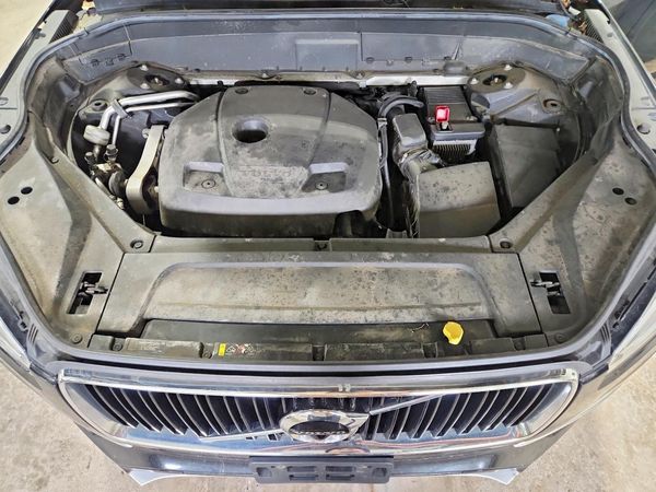 2017 VOLVO XC90 Momentum — Engine bay