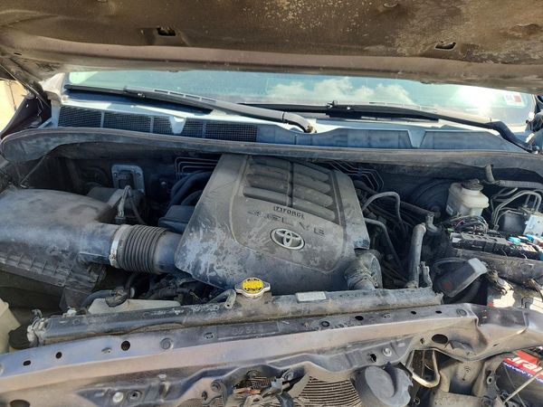 2015 TOYOTA TUNDRA SR5 Grade — Engine bay