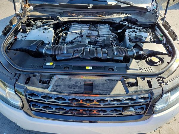 2017 LAND ROVER RANGEROVER — Engine bay