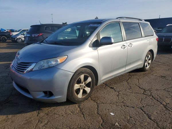 2015 TOYOTA SIENNA — DSFA — Front 3/4