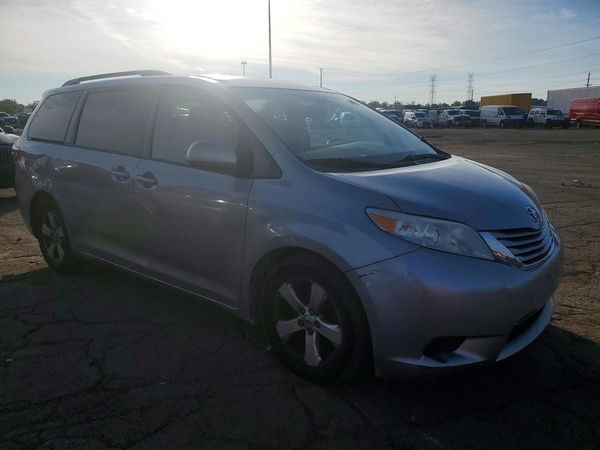 2015 TOYOTA SIENNA — Passenger 3/4