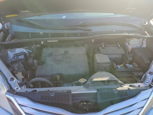 2015 TOYOTA SIENNA — Engine bay