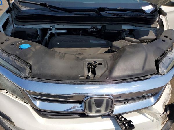 2019 HONDA PILOT EXL — Engine bay