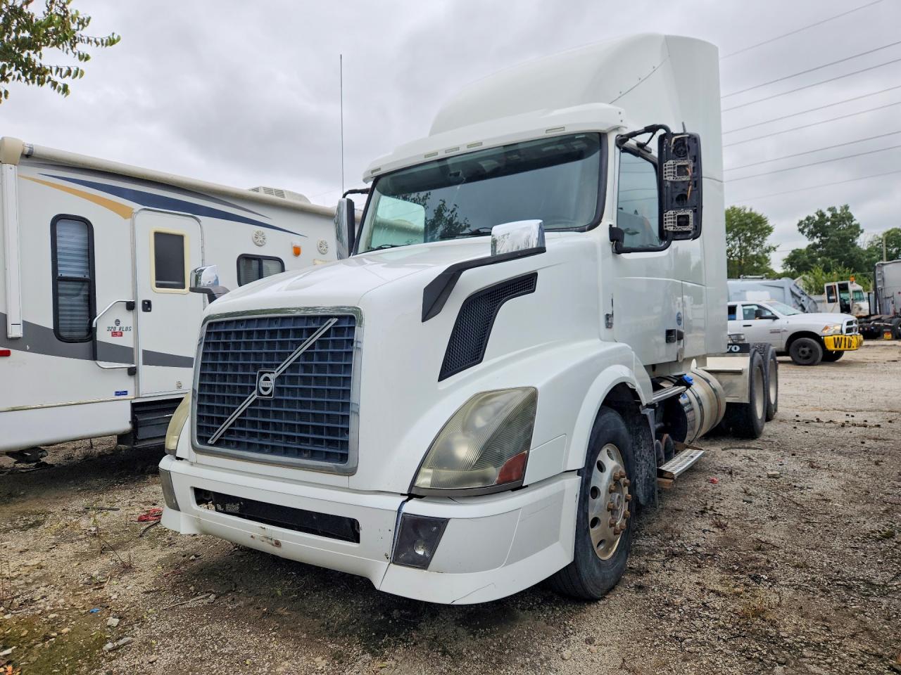 2015 VOLVO VN — Front 3/4