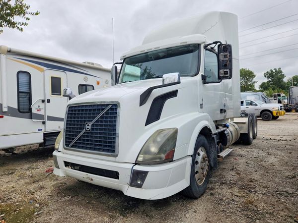 2015 VOLVO VN — DSFA — Front 3/4
