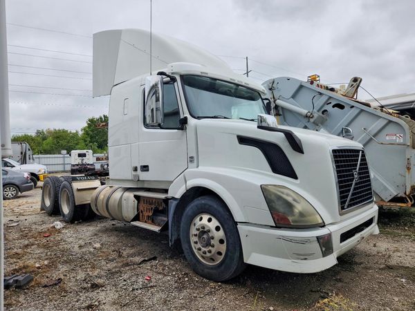 2015 VOLVO VN — Passenger 3/4