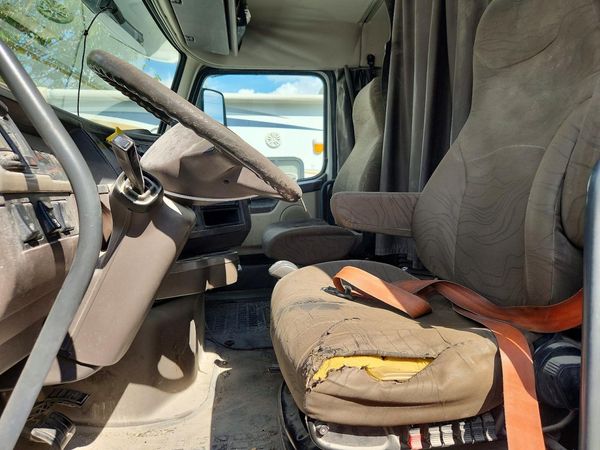 2015 VOLVO VN — DENT