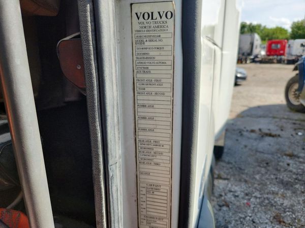 2015 VOLVO VN — GVWR