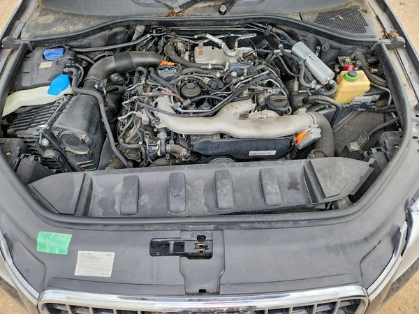 2012 AUDI Q7 Premium Plus — Engine bay