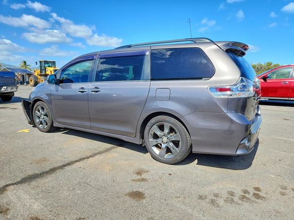 2016 TOYOTA SIENNA