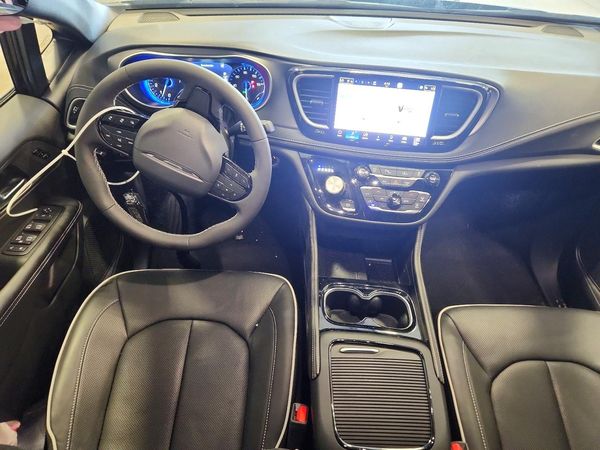 2027 CHRYSLER PACIFICA Limited