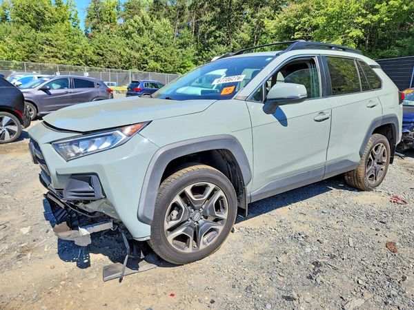 2019 TOYOTA RAV4 — Front 3/4