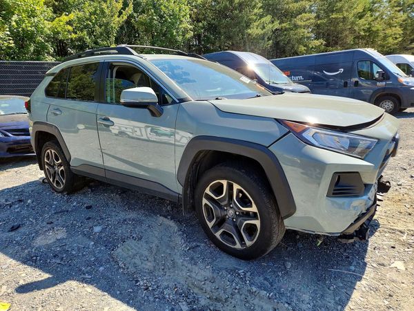 2019 TOYOTA RAV4 — Passenger 3/4