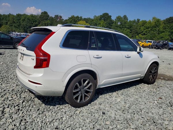 2017 VOLVO XC90 Momentum