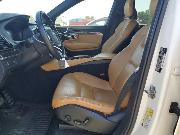 2017 VOLVO XC90 Momentum