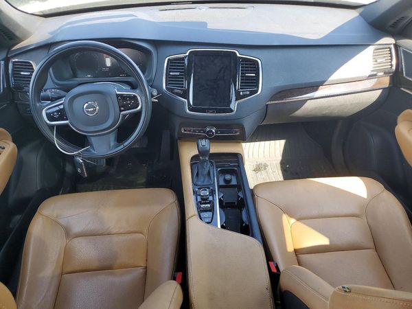 2017 VOLVO XC90 Momentum