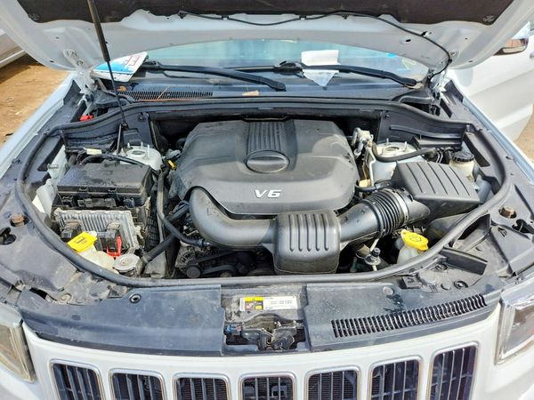 2014 JEEP CHEROKEE Limited — Engine bay