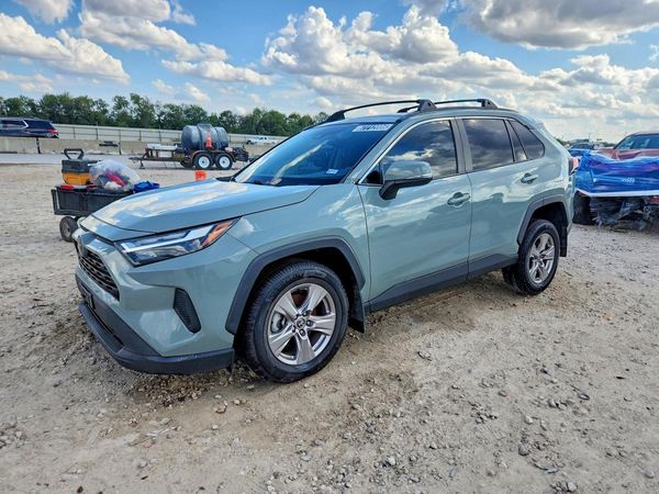 2022 TOYOTA RAV4 XLE — Front 3/4