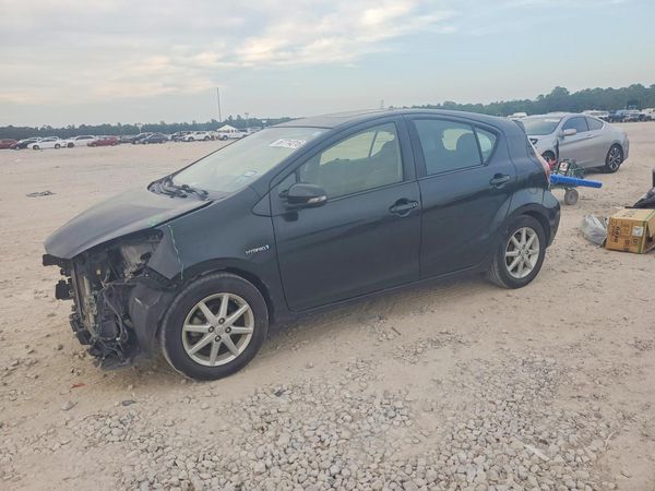2015 TOYOTA PRIUS — Front 3/4