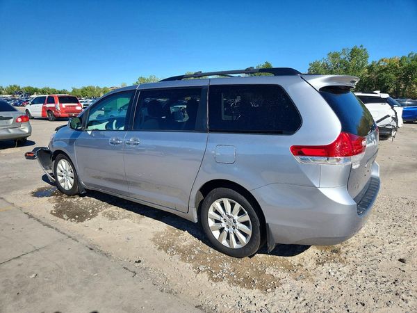 2013 TOYOTA SIENNA