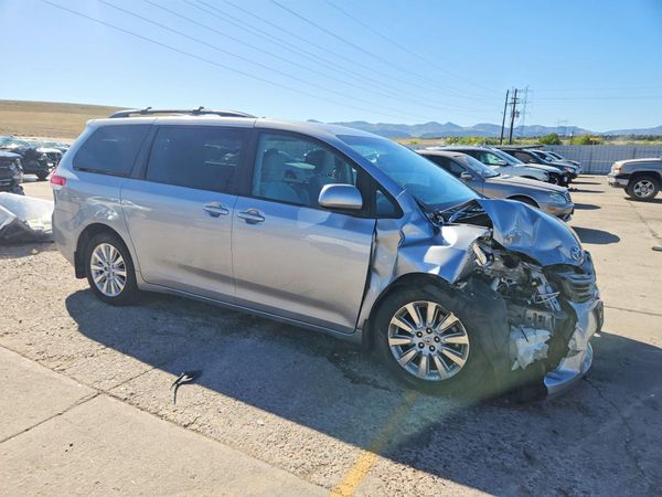 2013 TOYOTA SIENNA