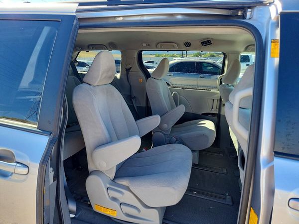 2013 TOYOTA SIENNA