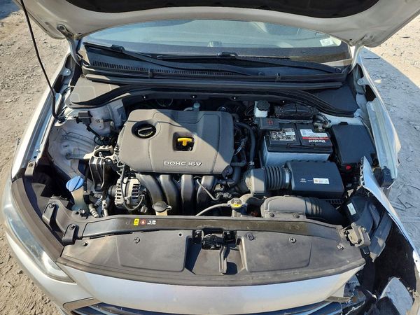 2017 HYUNDAI ELANTRA — Engine bay
