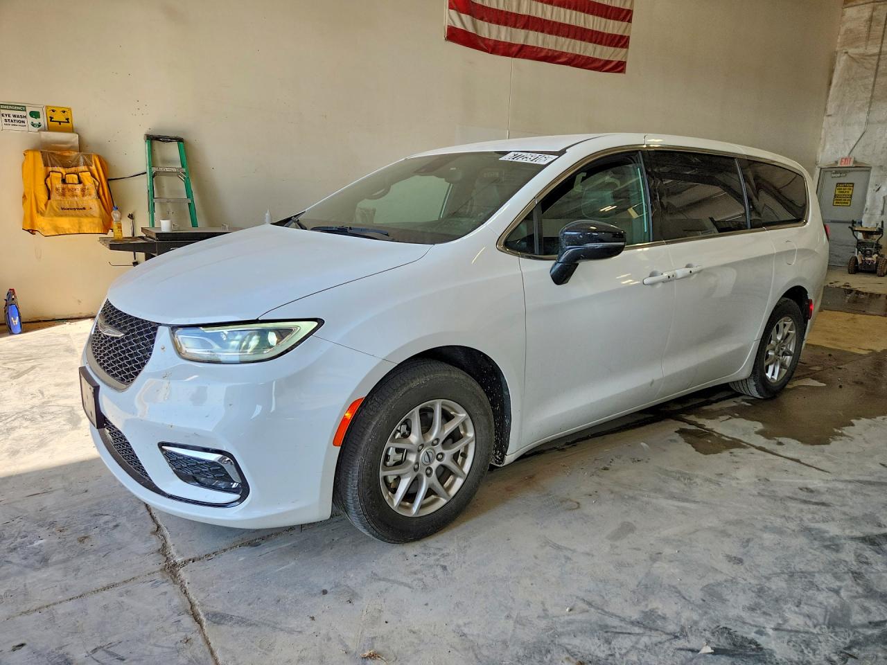 2025 CHRYSLER PACIFICA Select — Front 3/4