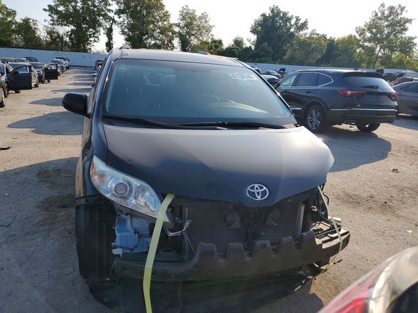 2016 TOYOTA SIENNA