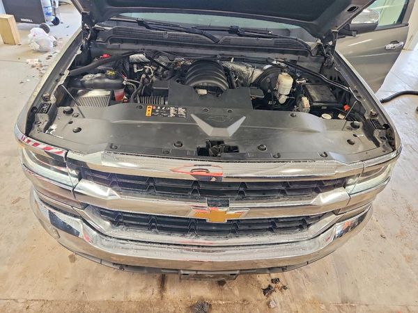 2017 CHEVROLET SILVERADO LT — Engine bay
