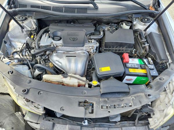 2014 TOYOTA CAMRY — Engine bay