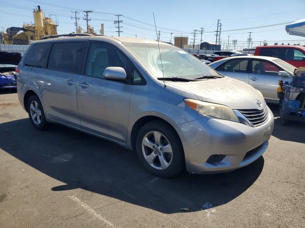 2014 TOYOTA SIENNA
