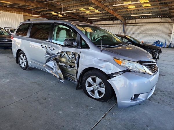 2014 TOYOTA SIENNA — Passenger 3/4