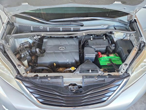 2014 TOYOTA SIENNA — Engine bay