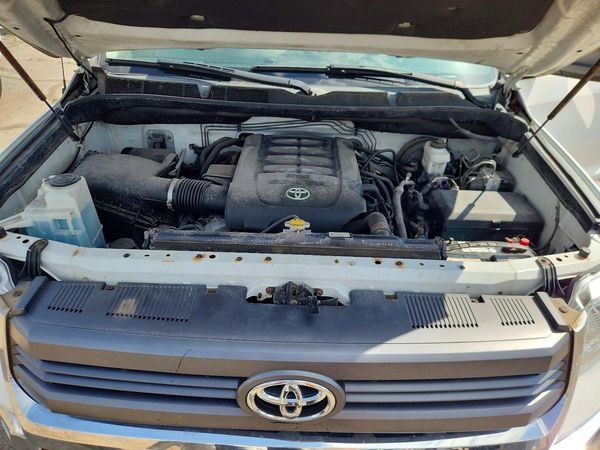 2015 TOYOTA TUNDRA SR5 Grade — Engine bay