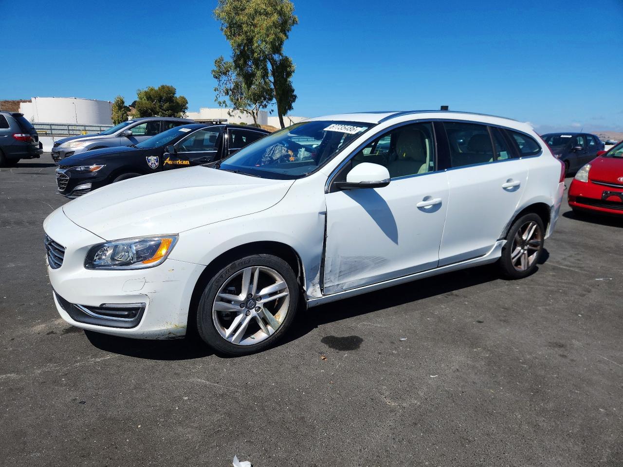 2015 VOLVO V60 Platinum (non R design) — Front 3/4