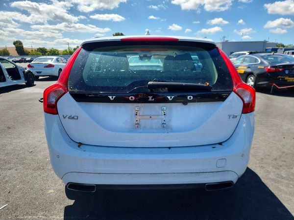 2015 VOLVO V60 Platinum (non R design) — DIRR