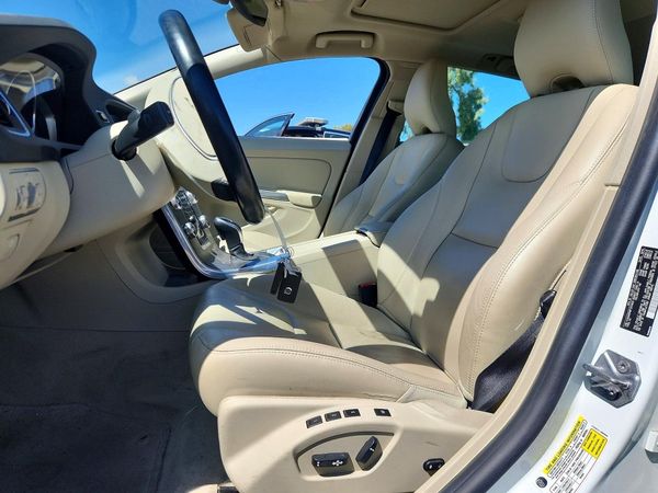 2015 VOLVO V60 Platinum (non R design) — DENT