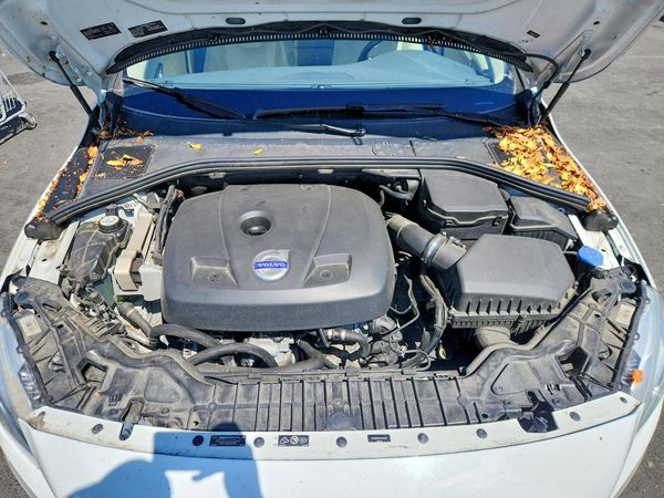 2015 VOLVO V60 Platinum (non R design) — Engine bay