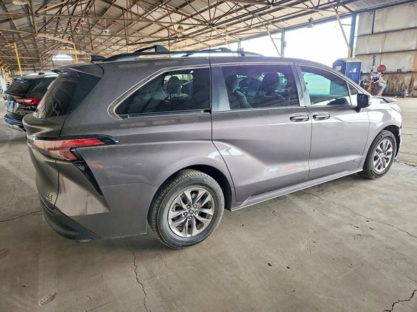 2021 TOYOTA SIENNA LE