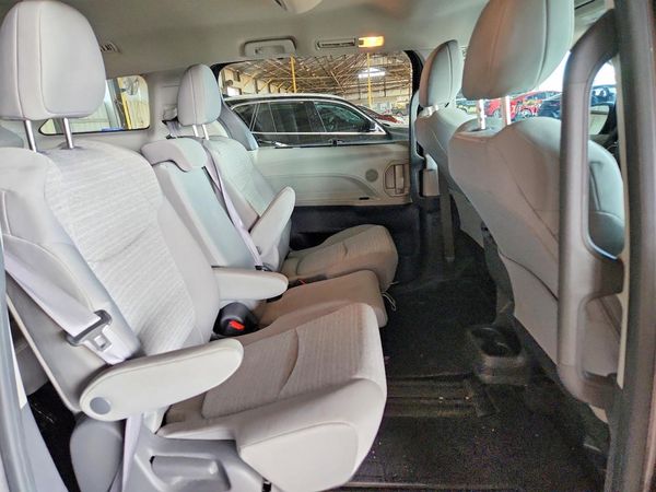 2021 TOYOTA SIENNA LE