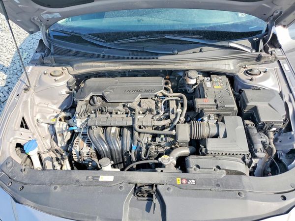 2025 HYUNDAI ELANTRA SE — Engine bay